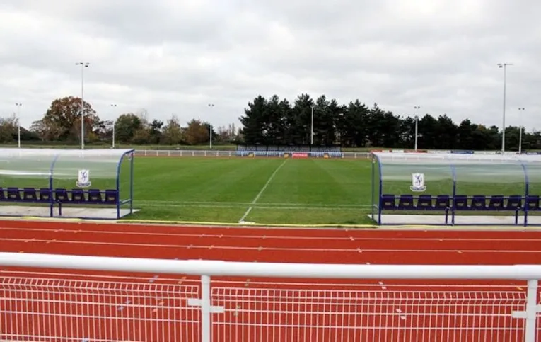Khu vực dugout tại Sân Queen Elizabeth II - Nơi ban huấn luyện Enfield Town FC chỉ đạo
