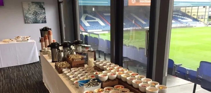 Khu vực hiếu khách George Lawton Suite tại sân Boundary Park, Oldham Athletic