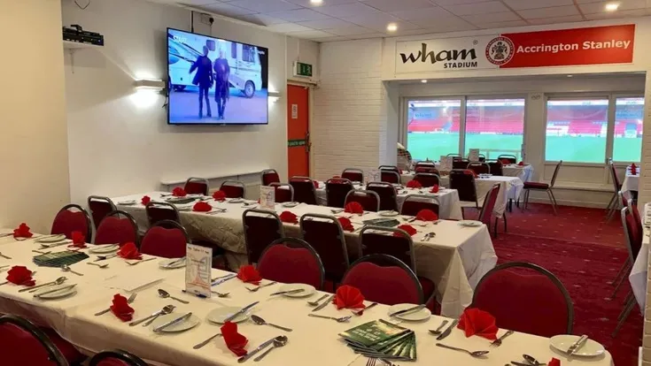 Khu vực hospitality sang trọng tại sân Crown Ground, mang đến trải nghiệm đặc biệt cho khách VIP của Accrington Stanley