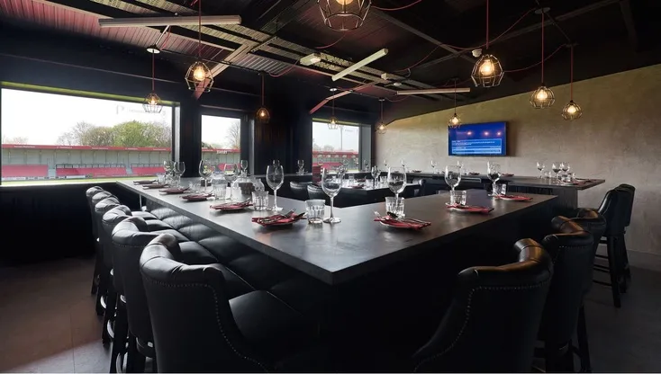 Khu vực khách sạn VIP bên trong sân vận động Peninsula Stadium của Salford City