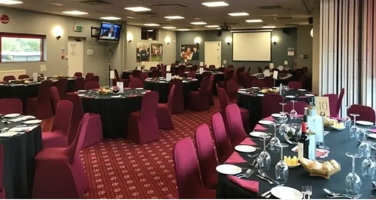 Khu vực khách VIP tại sân Broadfield
