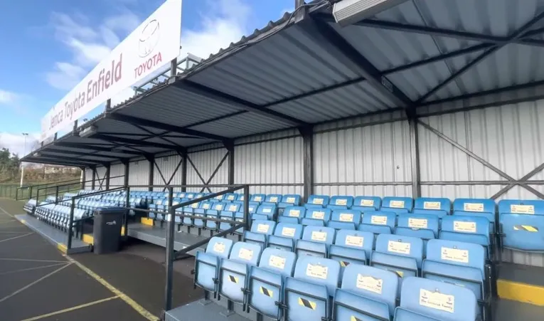 Khu vực khán đài có ghế ngồi tại Sân Queen Elizabeth II - Nơi cổ động viên Enfield Town FC tụ họp