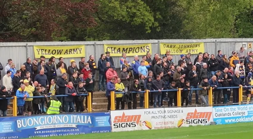 Khu vực khán đài đứng (terrace) tại sân Clarence Park, nơi cổ động viên St Albans City FC cổ vũ