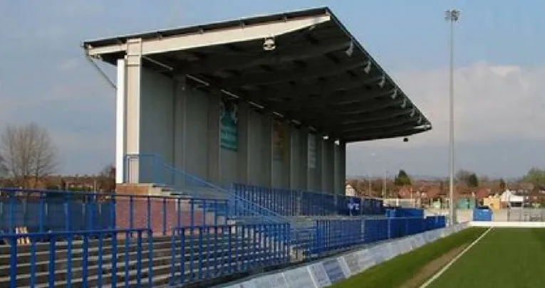 Khu vực khán đài đứng (terrace) tại Tameside Stadium, sân Curzon Ashton FC