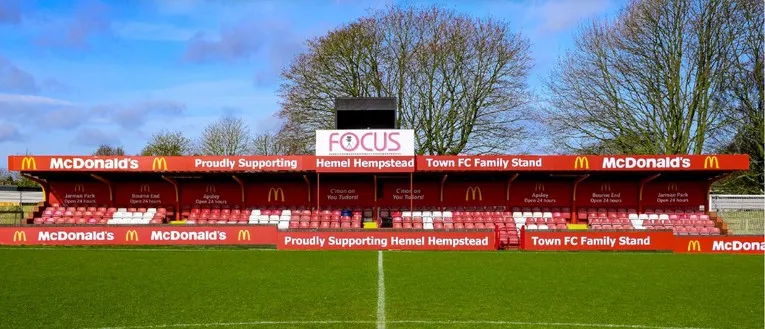 Khu vực khán đài gia đình tại sân vận động Vauxhall Road của Hemel Hempstead Town