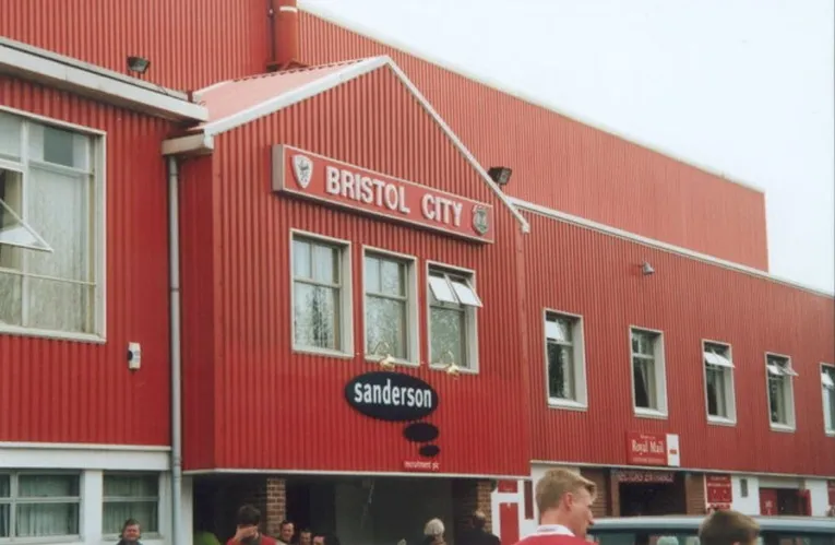 Khu vực tòa nhà chính bề thế của sân Ashton Gate, nơi đón tiếp các vị khách.