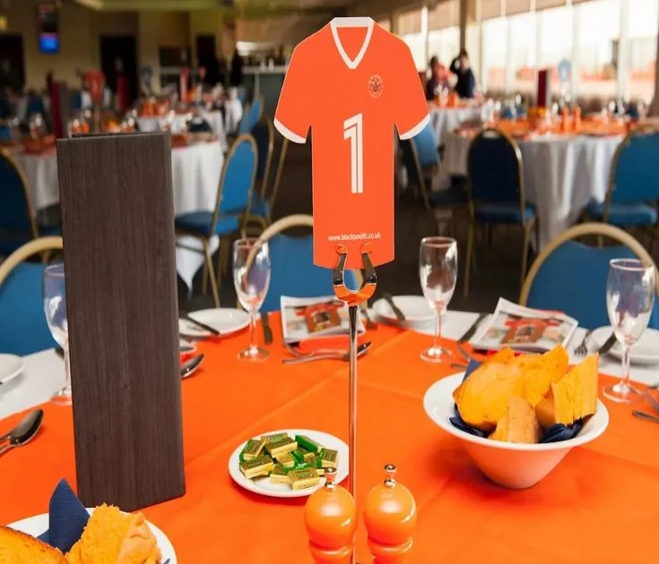 Khu vực VIP và dịch vụ khách sạn cao cấp tại sân vận động Bloomfield Road.