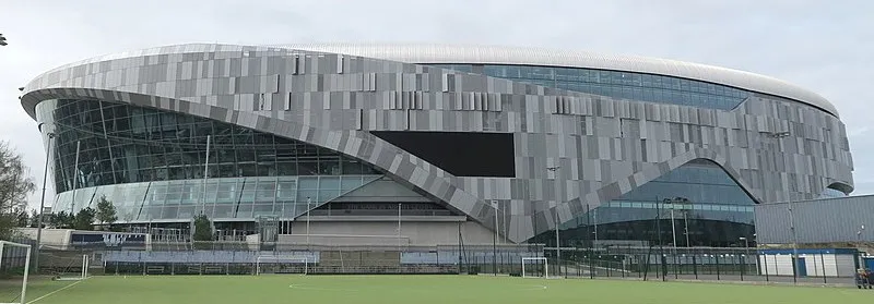 Khung cảnh đường phố dẫn lối về Tottenham Hotspur Stadium, biểu tượng mới của London