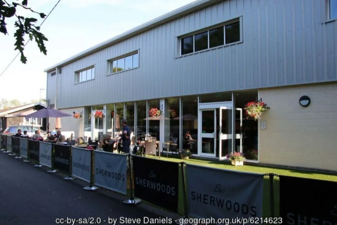 Khung cảnh khán đài Shed End và khu vực Clubhouse tại sân Silverlake, nơi tập trung các cổ động viên cuồng nhiệt của Eastleigh FC.