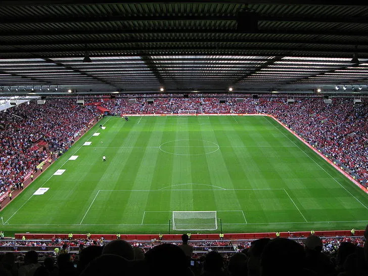Khung cảnh sân cỏ Old Trafford nhìn từ khán đài, nơi diễn ra những trận cầu đỉnh cao