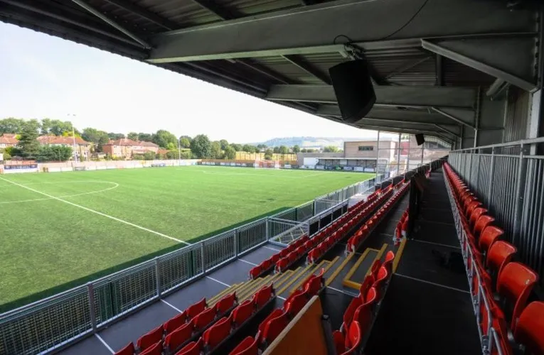 Khung cảnh sân Meadowbank Dorking Wanderers từ khán đài ngày thi đấu