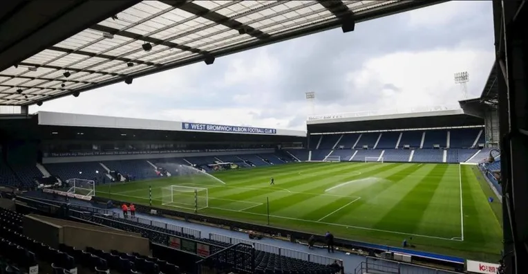 Khung cảnh sân vận động The Hawthorns nhìn từ khán đài, nơi CĐV West Brom cuồng nhiệt cổ vũ.