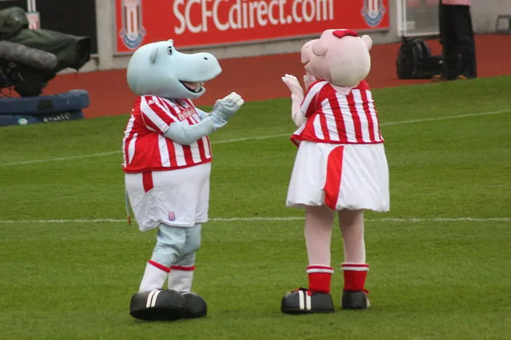 Linh vật Pottermus Hippo và Pottermiss Hippo của Stoke City