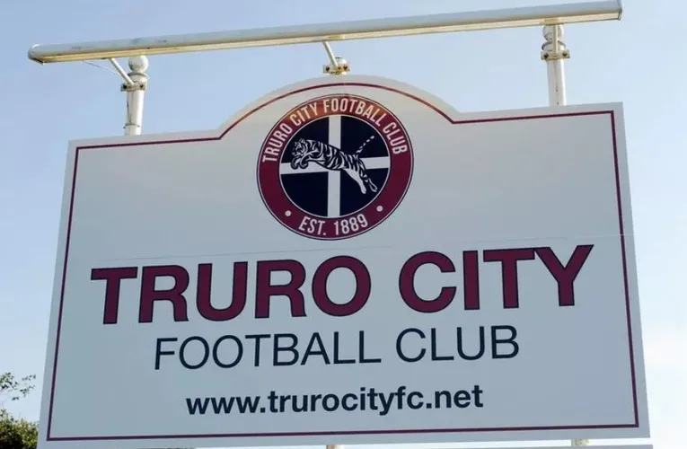 Logo và biểu tượng CLB Truro City FC, đại diện cho lịch sử lâu đời