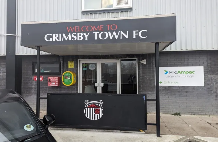 Lối vào chính của sân vận động Blundell Park, chào đón người hâm mộ
