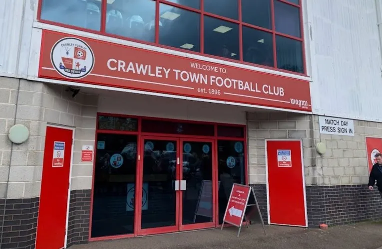 Lối vào chính sân vận động Broadfield Crawley