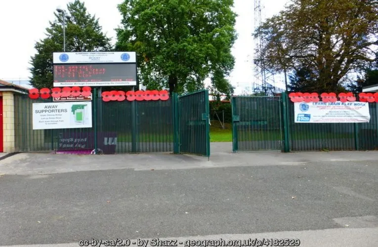 Lối vào chính Sân vận động Recreation Ground, biểu tượng của Aldershot Town