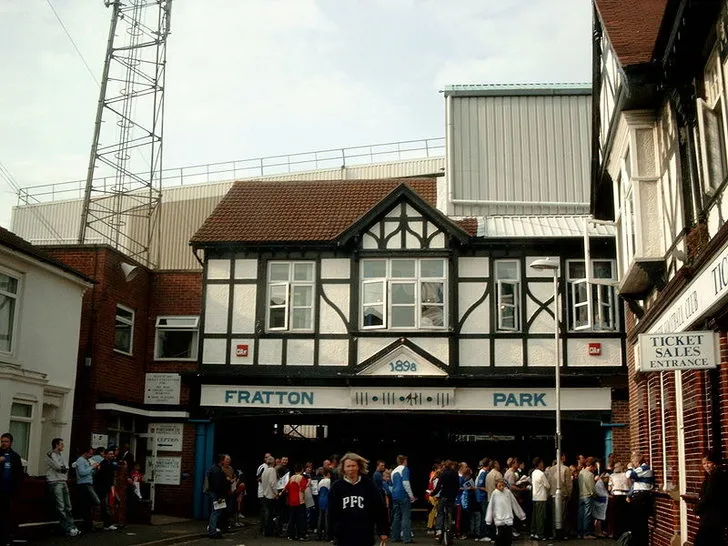Lối vào đặc trưng của sân vận động Fratton Park, chào đón người hâm mộ đến với thánh địa của Portsmouth.