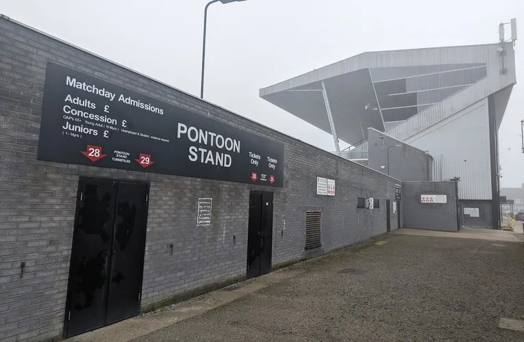 Lối vào khán đài Pontoon Stand của sân Blundell Park, biểu tượng truyền thống