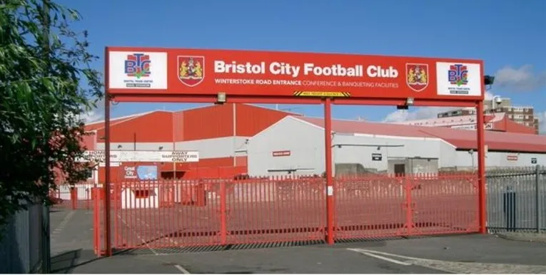 Lối vào sân Ashton Gate, biểu tượng quen thuộc với mọi cổ động viên Bristol City.
