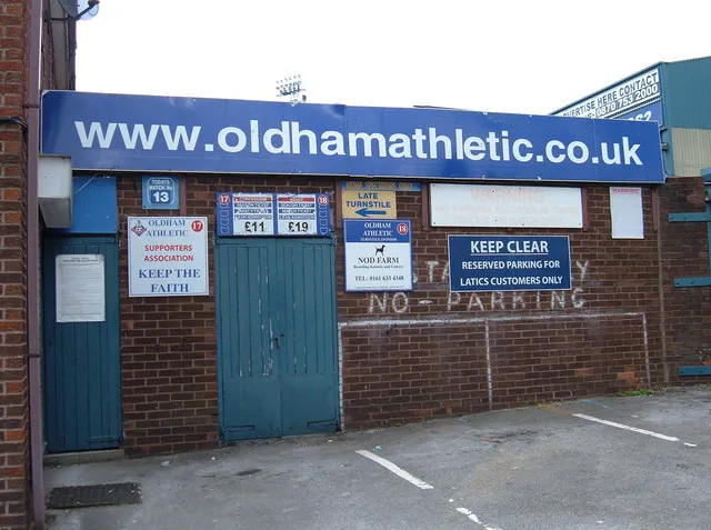 Lối vào turnstile và kiến trúc cũ của sân Boundary Park, Oldham Athletic