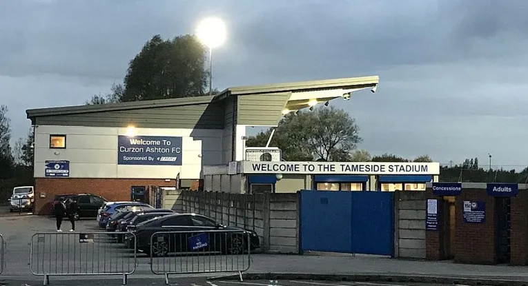 Mặt ngoài hiện đại của Tameside Stadium, sân nhà của câu lạc bộ Curzon Ashton