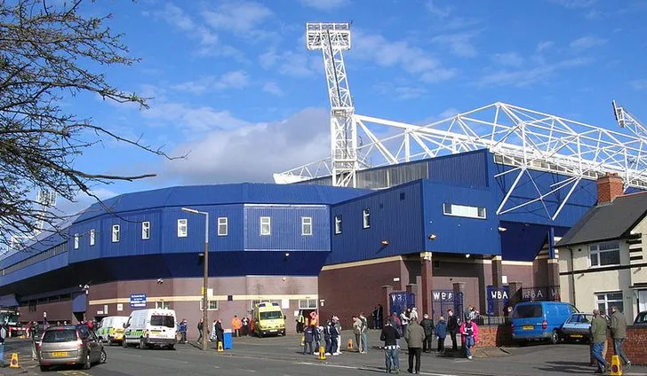 Mặt ngoài sân vận động The Hawthorns, kiến trúc cổ điển và ấn tượng của sân nhà West Brom.