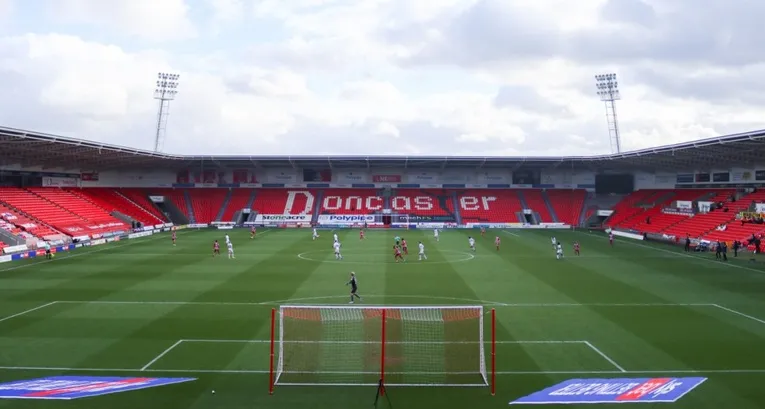 Mặt sân cỏ Eco-Power Stadium Doncaster nhìn từ khán đép