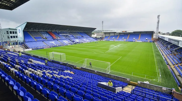 Mặt sân Prenton Park chuẩn mực, nơi diễn ra các trận cầu kịch tính