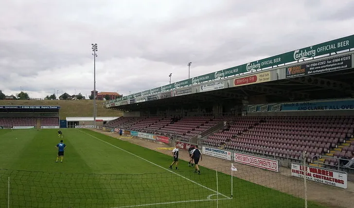 Một góc khán đài và sân cỏ Sixfields Stadium nhìn từ trên cao