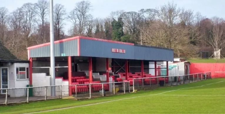 Một khán đài trống tại sân St James Park của Brackley Town, thể hiện không gian thân thiện dành cho gia đình và cộng đồng.