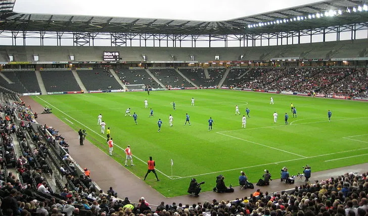 Một trận đấu tại Stadium MK, sân nhà của câu lạc bộ MK Dons