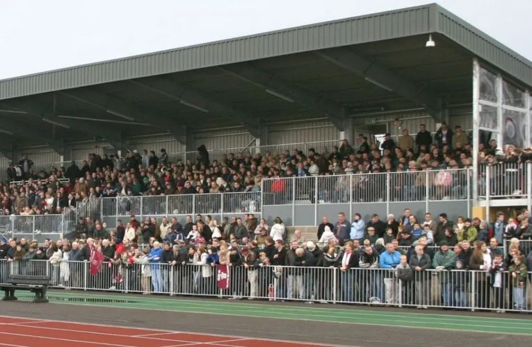 Người hâm mộ Chelmsford City trên khán đài sân Melbourne, trải nghiệm bóng đá hạng dưới
