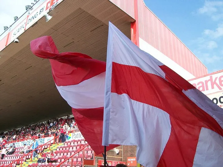 Những lá cờ tung bay phấp phới tô điểm cho không khí cuồng nhiệt tại sân Ashton Gate.