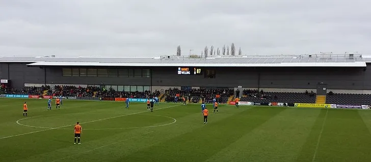 Pha ăn mừng bàn thắng trong trận đấu giữa Barnet và Welling United tại The Hive Stadium