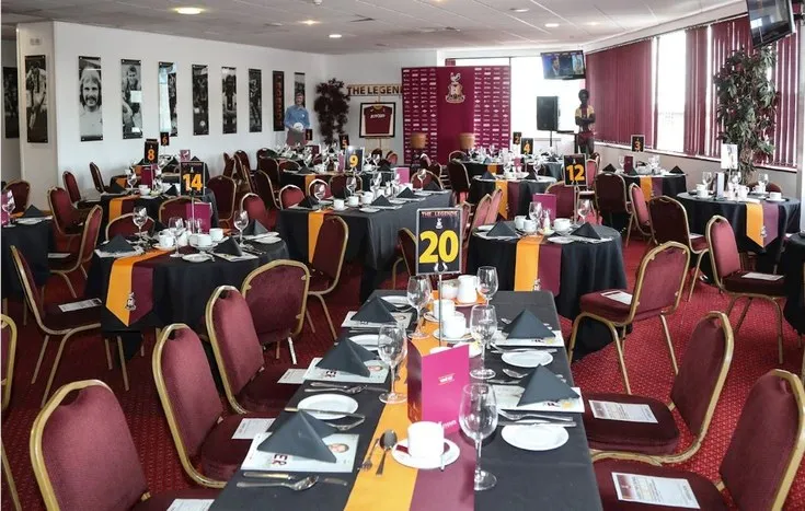 Phòng khách VIP (Hospitality Suite) tại sân Valley Parade, nơi cung cấp dịch vụ cao cấp cho khách mời trận đấu của Bradford City