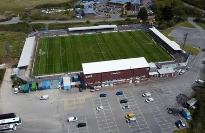 Sân Bob Lucas Stadium, quê nhà của Weymouth FC, với kiến trúc độc đáo từ trường đua chó