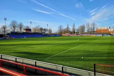 Sân Cressing Road nhìn từ khán đài chính với tầm nhìn rộng