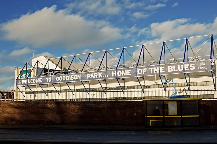 Sân Goodison Park nhìn từ xa, bên đường