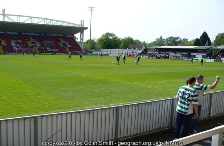 Sân Kingfield rực rỡ không khí trận đấu, ngày hội của Woking FC