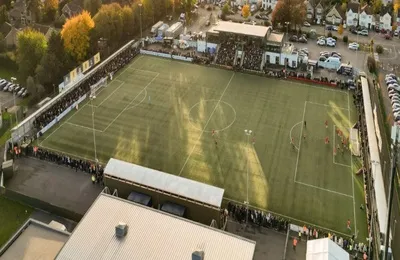 Sân vận động Arbour Park nhìn từ bên ngoài, với logo Slough Town FC và hàng rào bao quanh