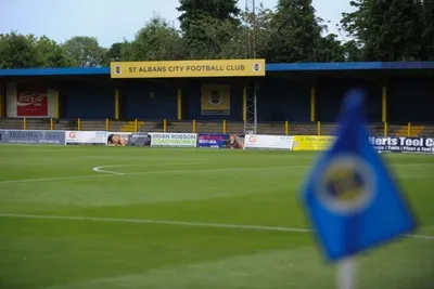Sân vận động Clarence Park nhìn từ xa, nơi đội St Albans City FC thi đấu