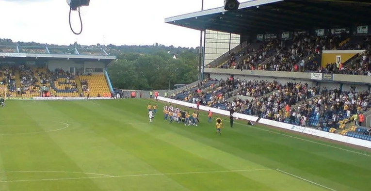 Sân vận động Field Mill rực rỡ trong ngày diễn ra trận đấu của Mansfield Town FC, tràn ngập không khí sôi động