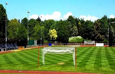 Sân vận động Hornchurch nhìn từ khán đài, với đường chạy điền kinh