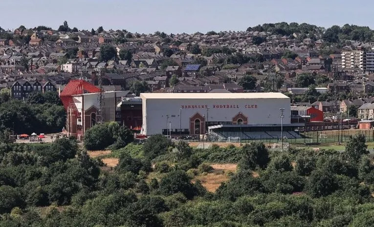 Sân vận động Oakwell ẩn hiện từ xa trong khung cảnh thị trấn Barnsley