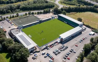 Sân vận động Silverlake Eastleigh nhìn từ trên cao, cho thấy tổng thể một sân bóng non-league khiêm tốn nhưng đầy đủ tiện nghi.