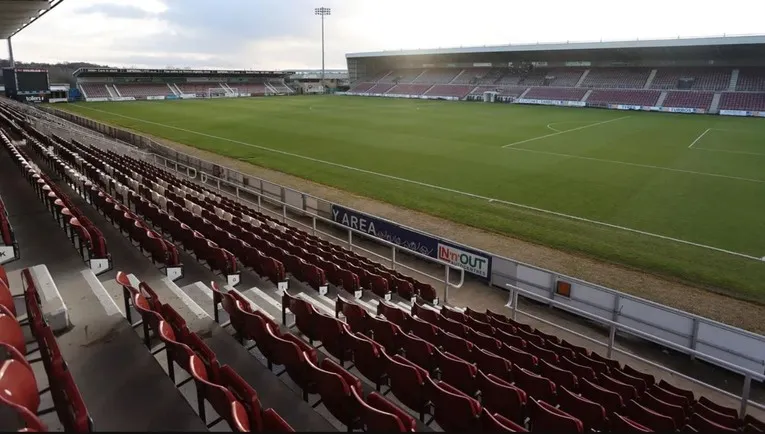 Sân vận động Sixfields nhìn từ khán đài chính