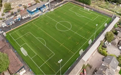 Sân vận động The Silverlands của Buxton FC nhìn từ trên cao, một biểu tượng của bóng đá hạng thấp Anh.