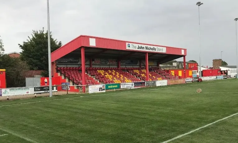 Sơ đồ bố trí khán đài John Nicholl Stand tại Spencer Stadium, chỉ dẫn các khu vực chỗ ngồi và đứng của Banbury United