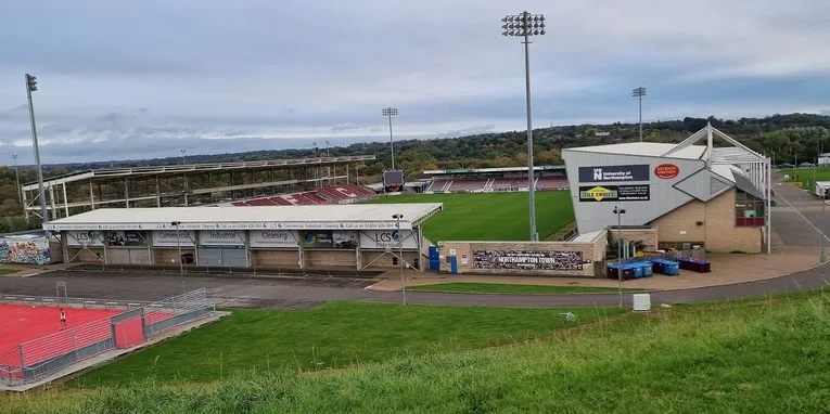 Toàn cảnh bên ngoài sân vận động Sixfields, Northampton